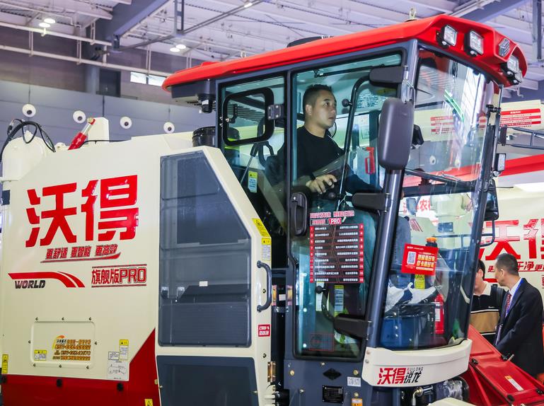 天津市濱海新區2名農機手在2026年天津小麥機收減損技能大比武活動中斬獲佳績